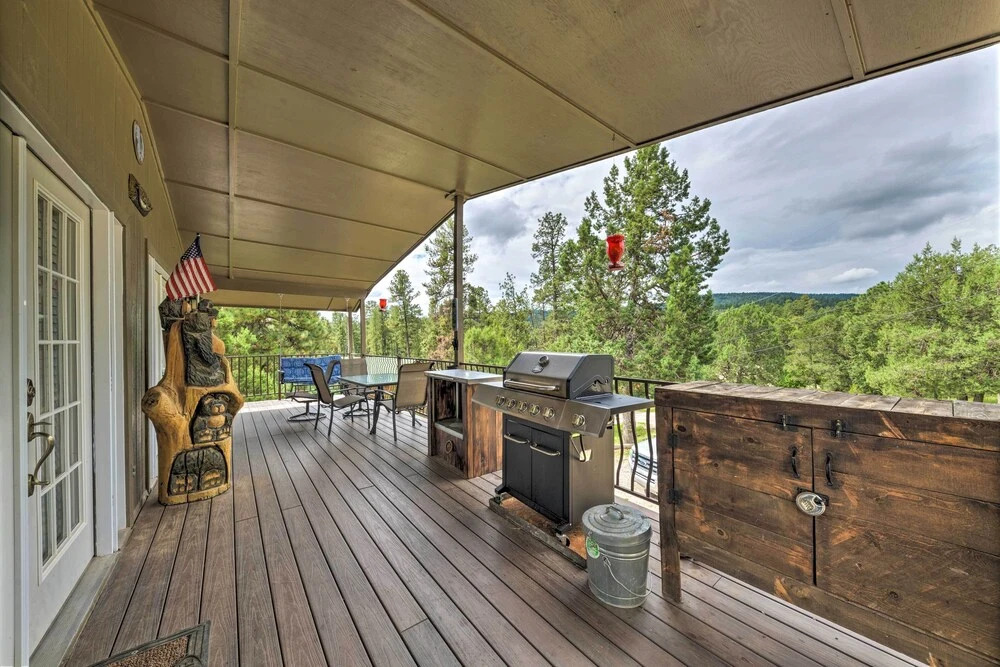 Cozy Ruidoso Cabin w/ Hot Tub & Game Room!
