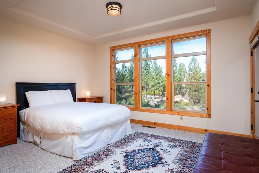 Tahoe Donner Pinnacle Loop Mountain 5 Bedroom Home by RedAwning