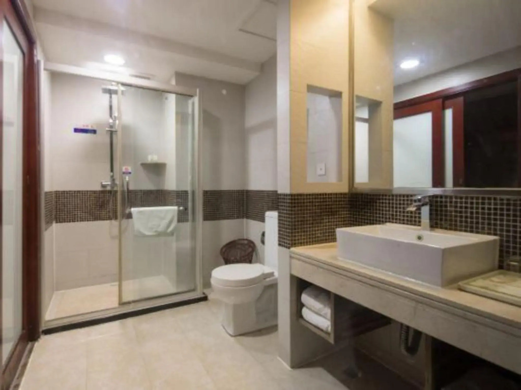 Yuanfeng Hotel (Shenzhen East Railway Station Buji Subway Station)