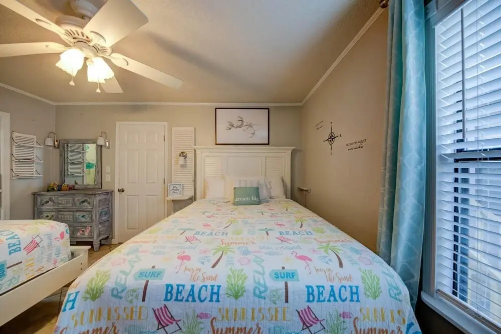 Adorable Condo Directly Across the Street From Beach With Pool and hot tub