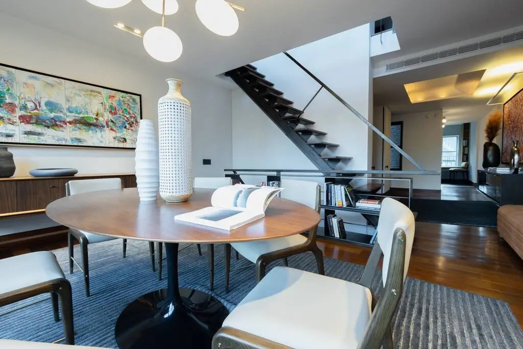 E10-1 Designer East Village Townhouse 1BR