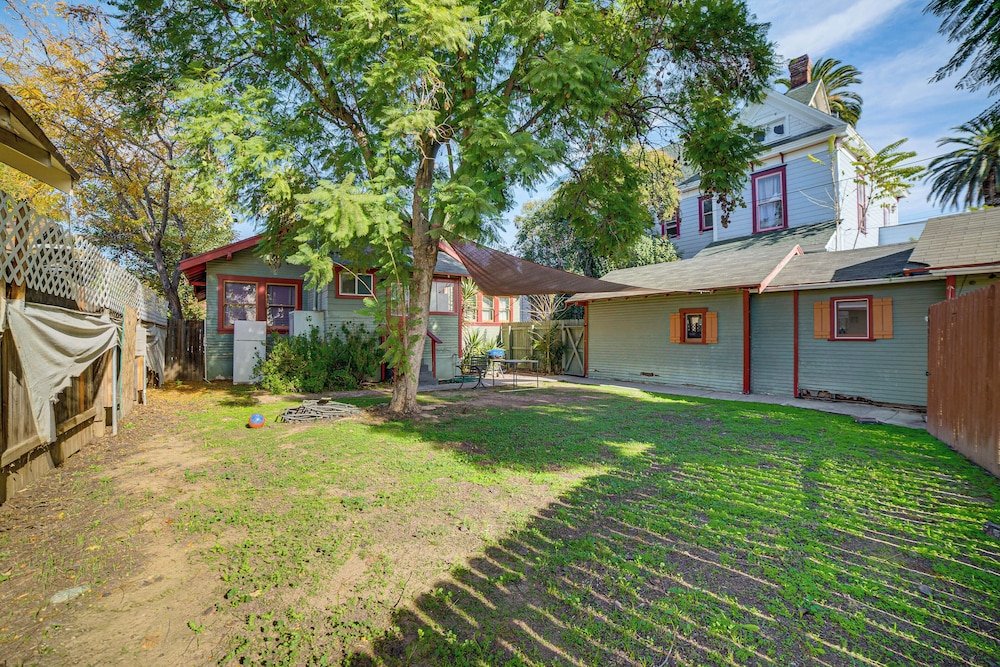 Home 1/2 Mi to Dtwn Riverside: Families Welcome!