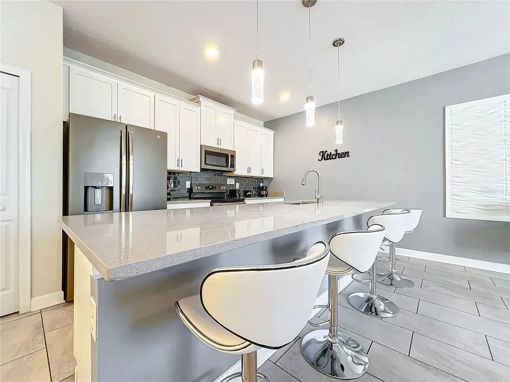 Stunning 4Bd w Pool Storey Lake 5019