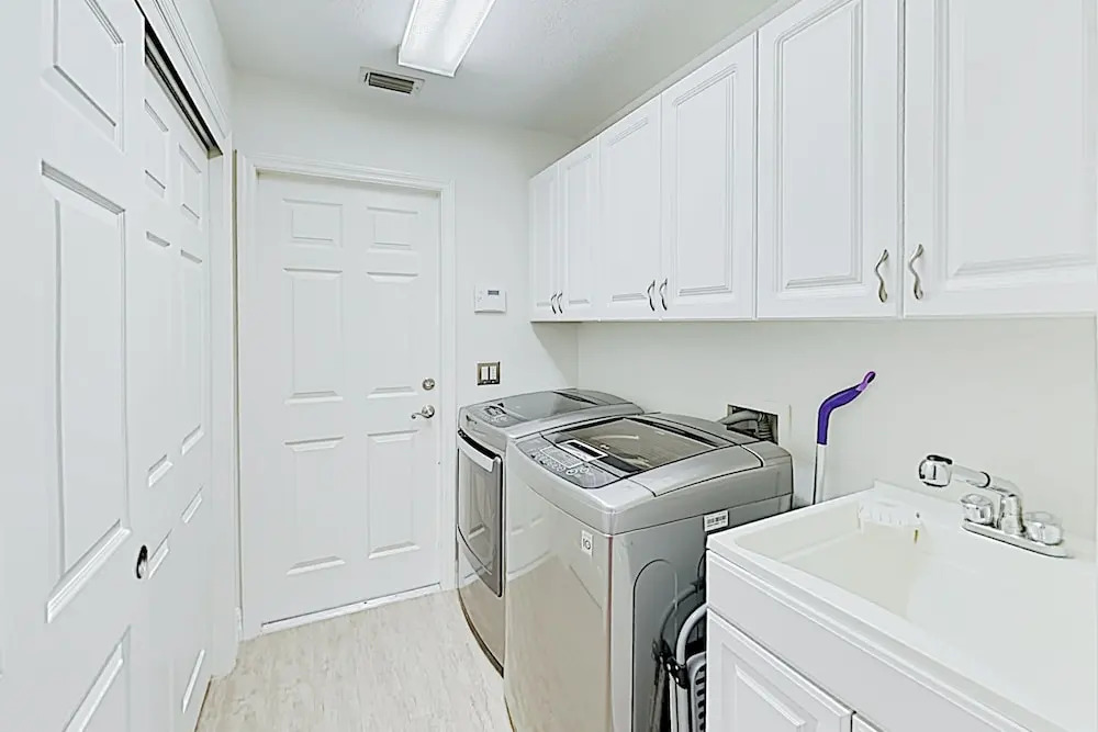Upscale Canal-side W/ Lanai, Pool & Hot Tub! 3 Bedroom Home