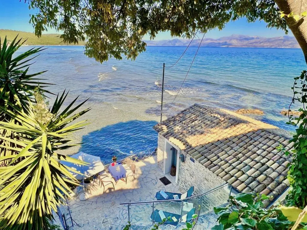 Apraos Beachfront Studio by DadoVillas
