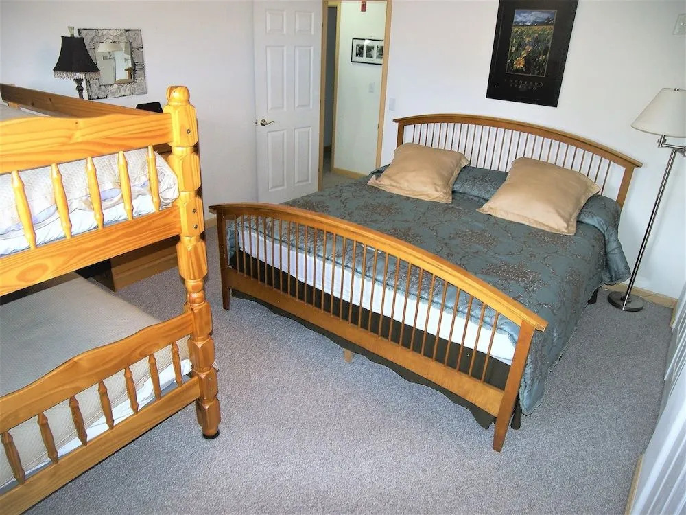 Timber 2 bed 2 bath 2 Br condo by RedAwning
