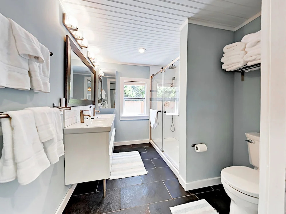 305 SE 12th Home 2 Bedrooms 1 Bathroom Home