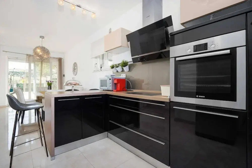 Spacious Apartment in Brodarica With Garden