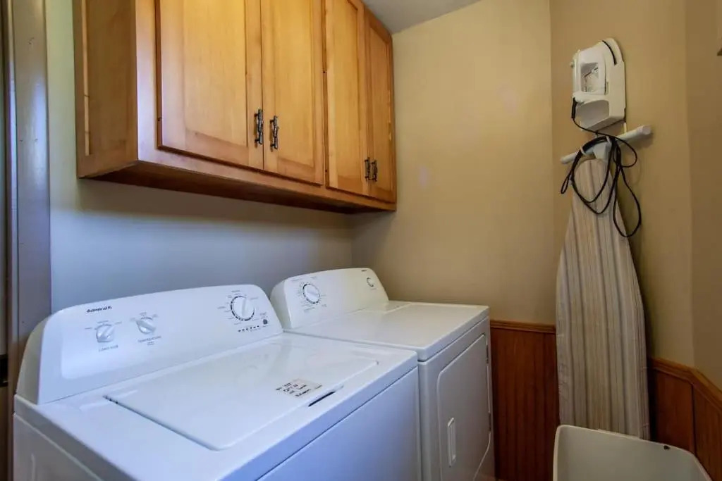 Bear View Chalet with hot tub and near Ober