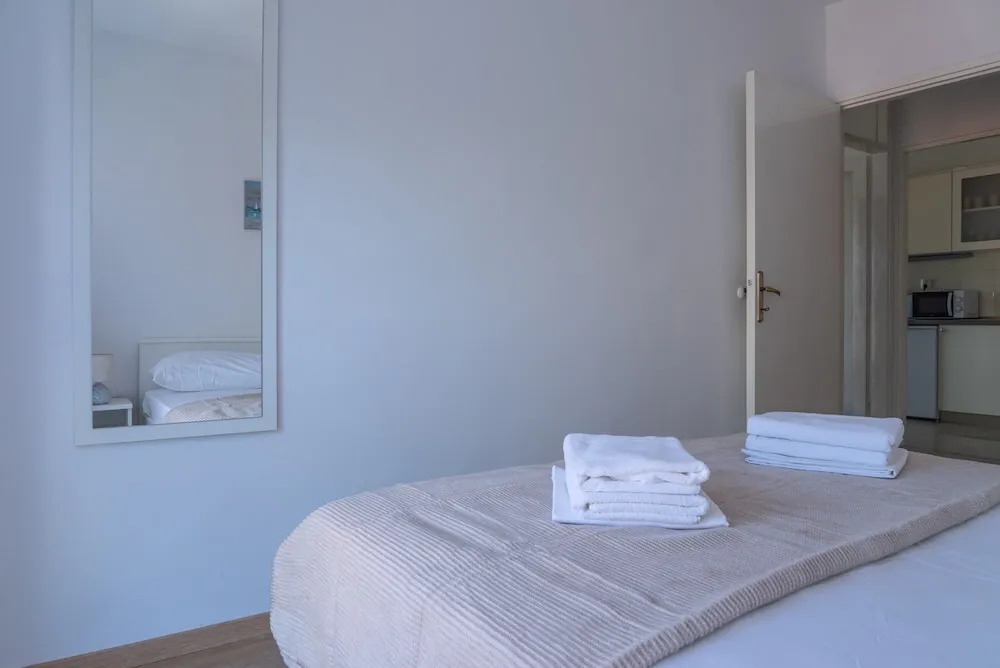 Spacious apt few min Walk to old Town and Beach