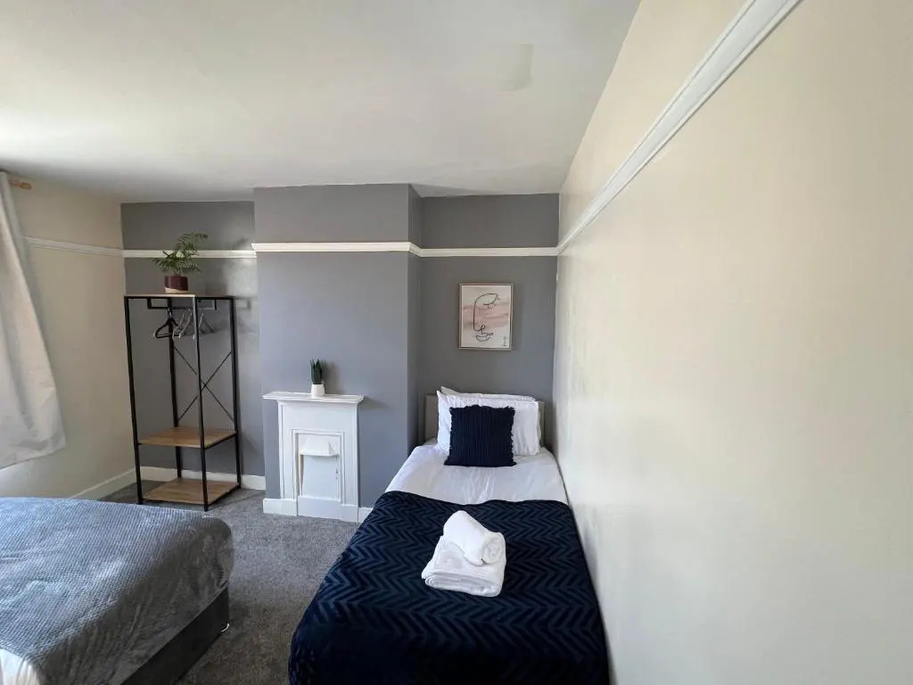 Comfortable King Bed - Location - Contractors - Family - Parking
