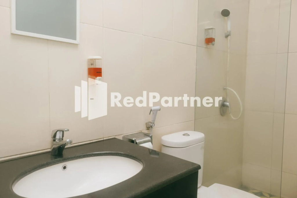 Pits Hotel RedPartner near Atom Mall