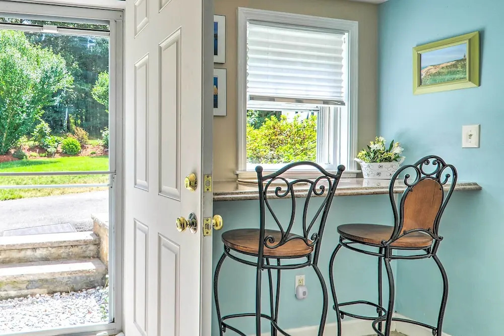 3 Mi to Bourne Scenic Park: Quaint Cape Cod Apt