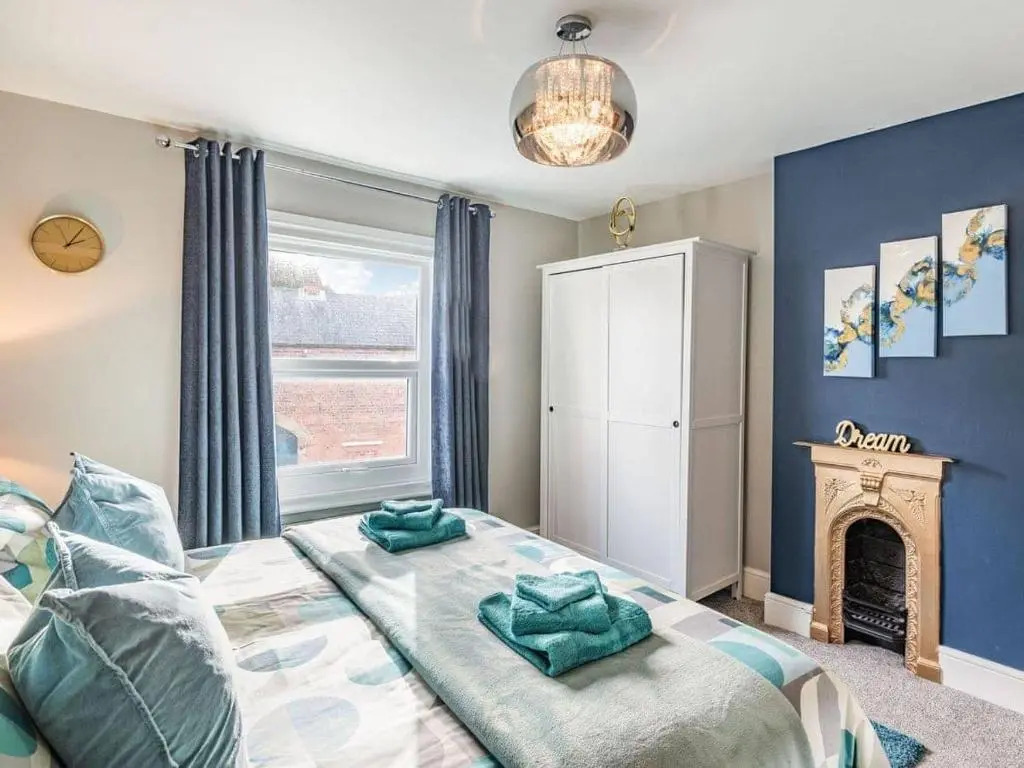 Cathedral Quarter House with free Secure Driveway Parking for 2 Cars