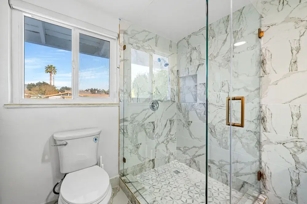 Perfect Family Home With Fireplace Spacious Yard