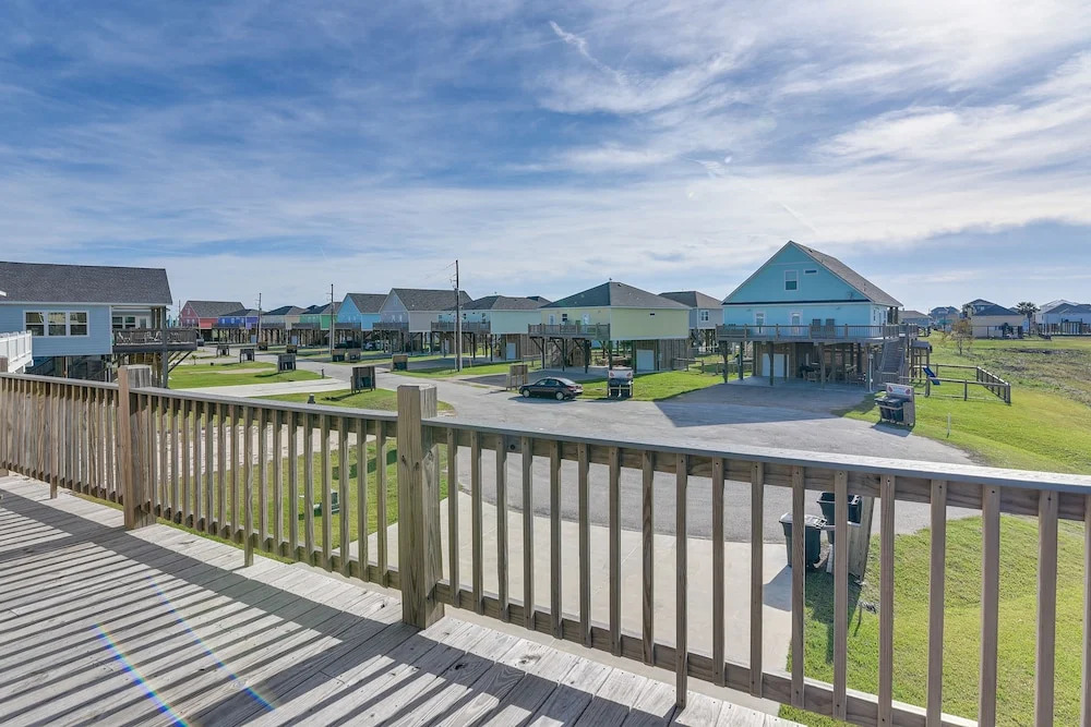 Crystal Beach Home w/ Covered Patio: Pets Welcome!