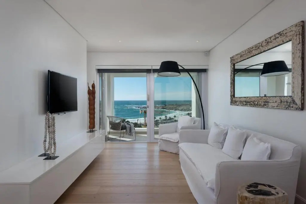 Sandpiper House: Stunning Ocean Views, Heated Pool & Large Garden