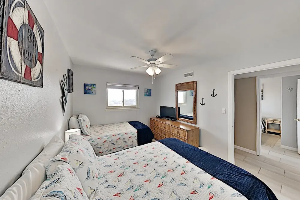 Walkable Gulf-front Perch: Oversize Balcony & Pool 2 Bedroom Condo