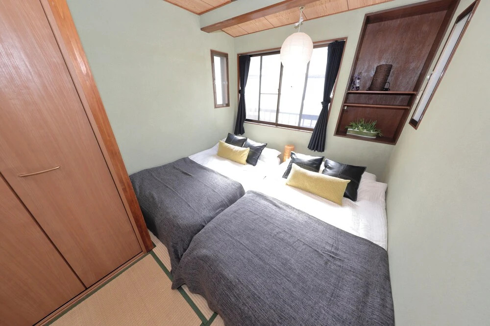 Namba East House01