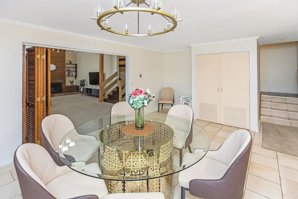 Stylish Retreat at Wheelers Hill 5BRM
