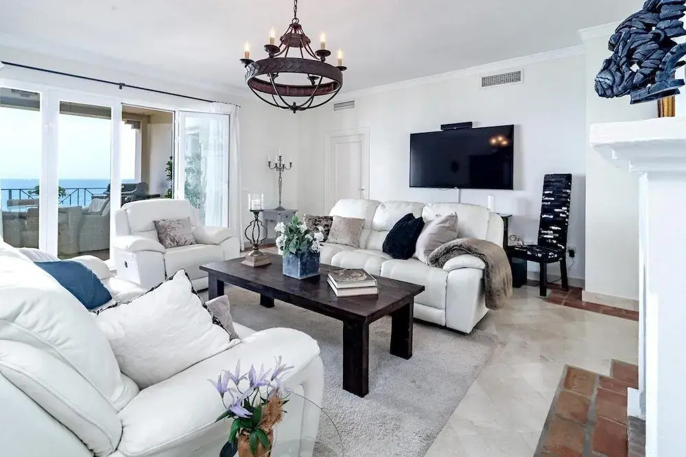 Lap- 3 bed Apartment on the Beach. Families Only