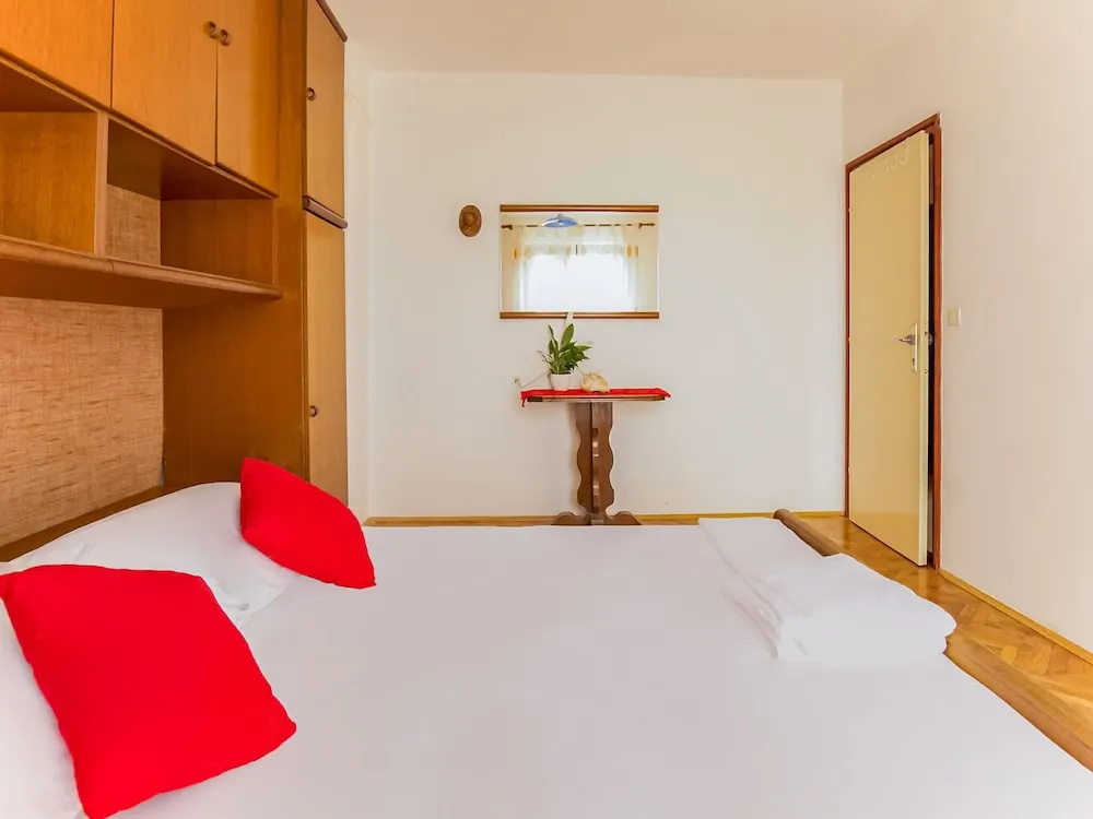 Scenic Apartment in Pakoštane near Sea & Town Center