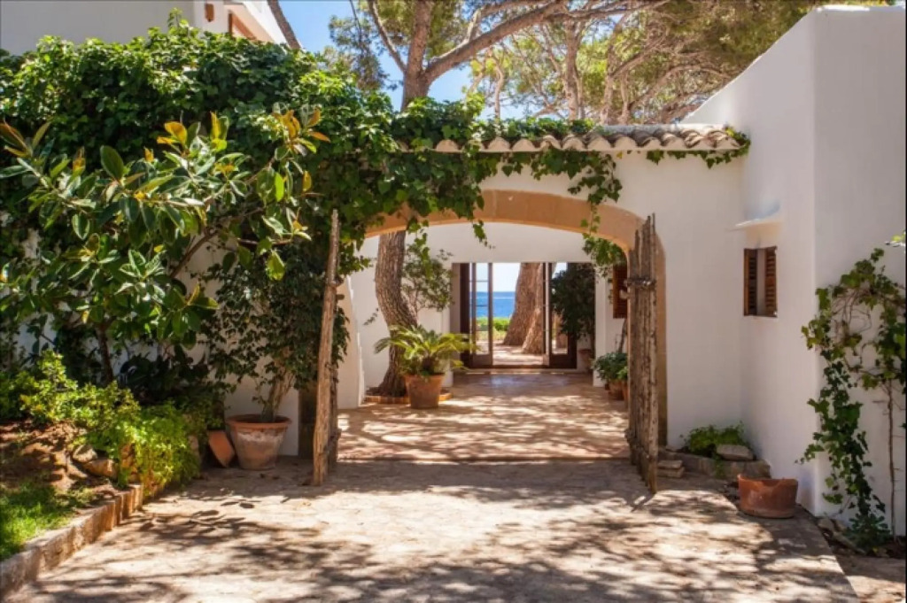 Villa Can Pirata . Seafront Villa For 10 People