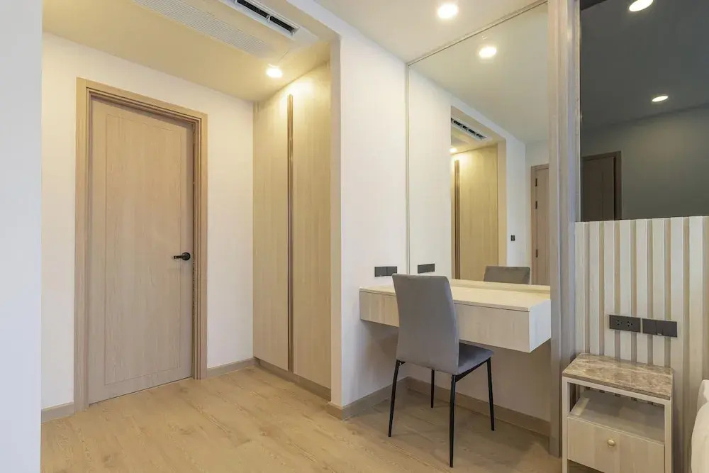 New Condo w Pool Gym Beach Nearby C247