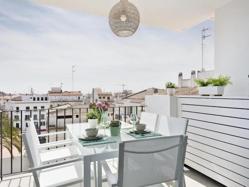 Sitges Spaces Oasis Penthouse 3 Bedroom, 2 Bathroom, Terrace, Pool, Sleeps up to 6
