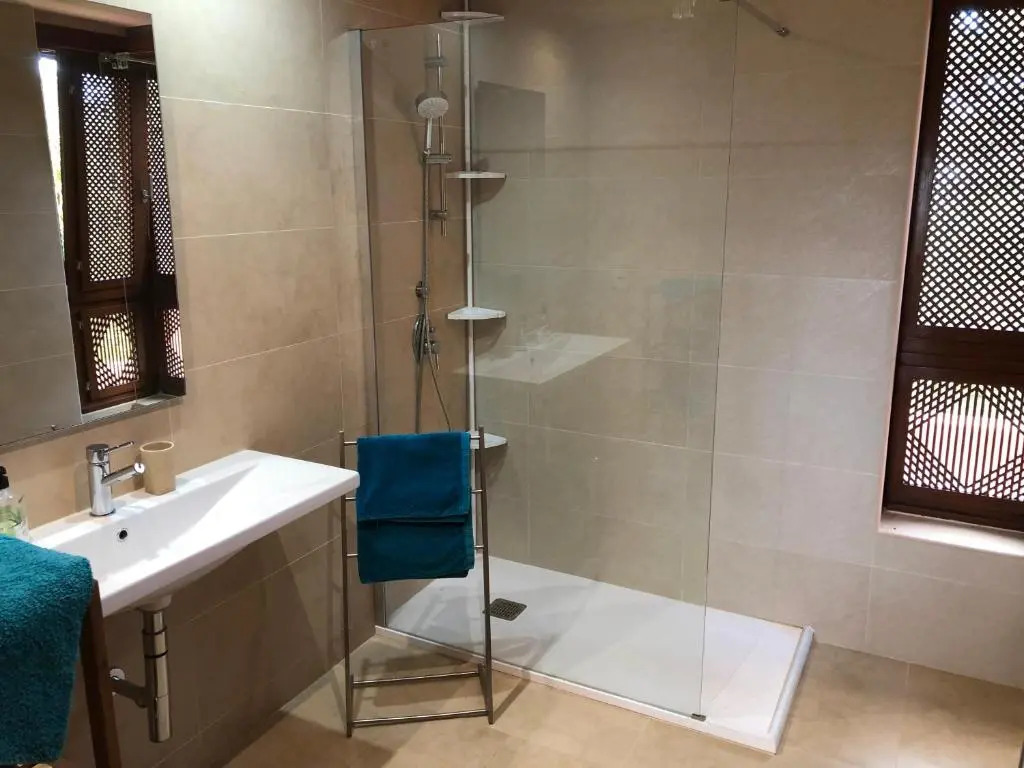 Seaview Luxury Penthouse Apartment 24 hour security and Underground Parking