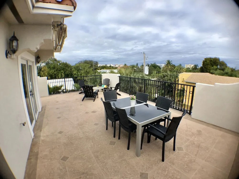 3BR Home wRooftop by Ideal Experience VR