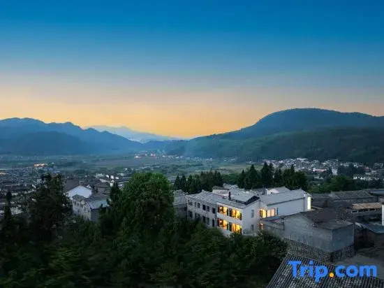 Tengchong Xixili Hot Spring Homestay (Heshun Ancient Town)