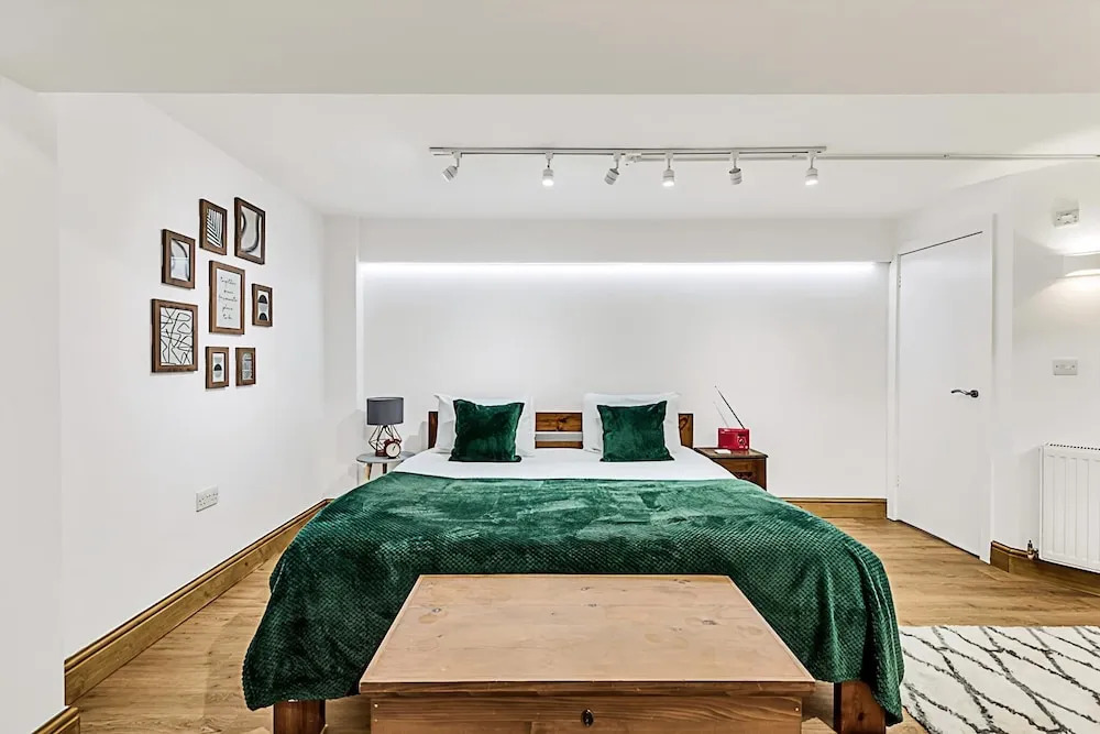 Modern Comfort Two Bedroom Gem on the Rye