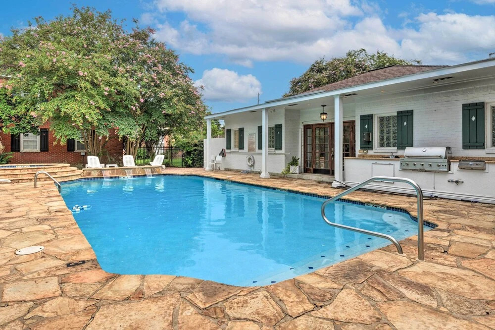 Cozy Mobile Condo w/ Community Outdoor Pool!