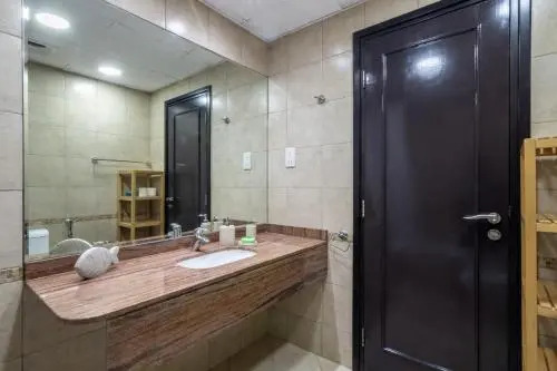 Luton Vacation Homes -Spacious Studio in Royal Oceanic, Dubai Marina