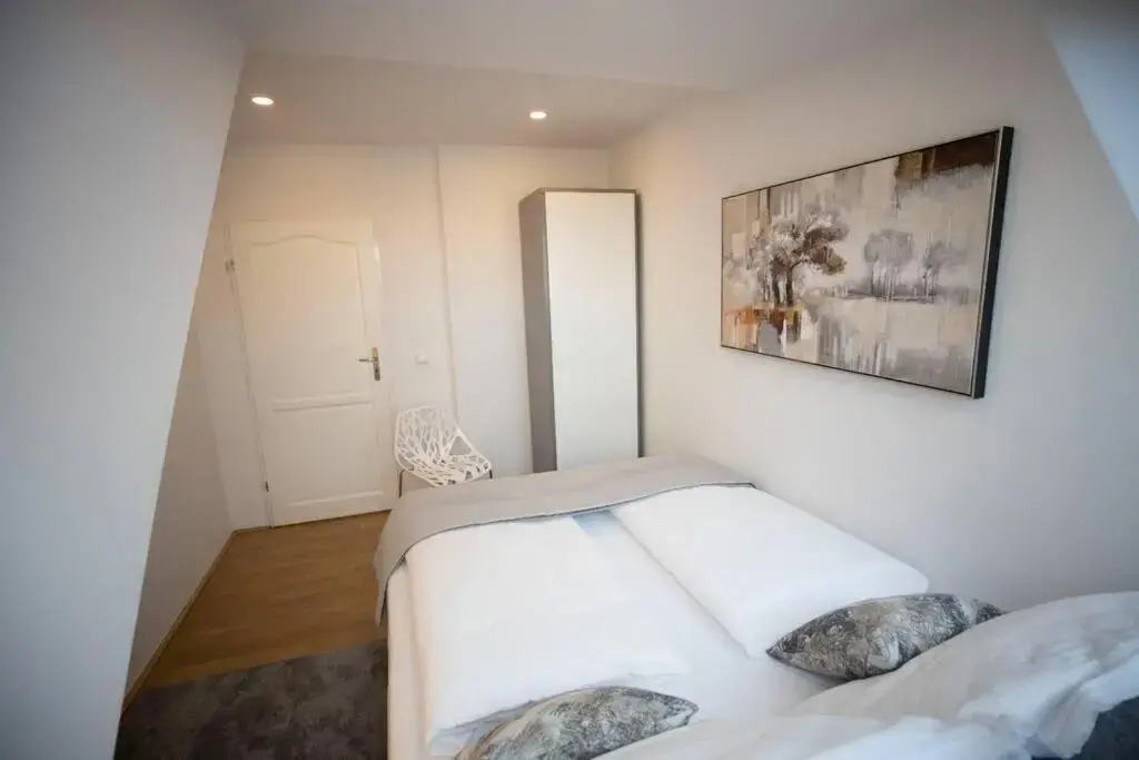 Sunny & large Penthouse with View above Vienna DG6