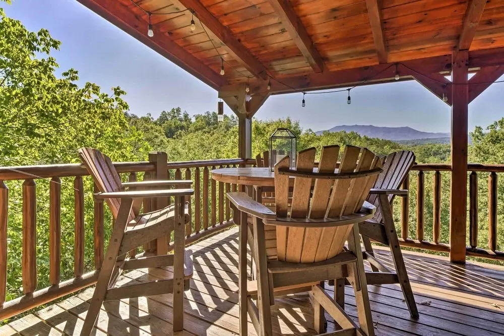 Pigeon Forge Cabin w/ Amazing Mountain Views!
