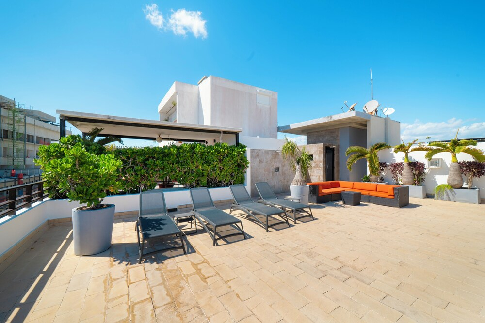 3 BR Condo with Rooftop Pool - Love 203