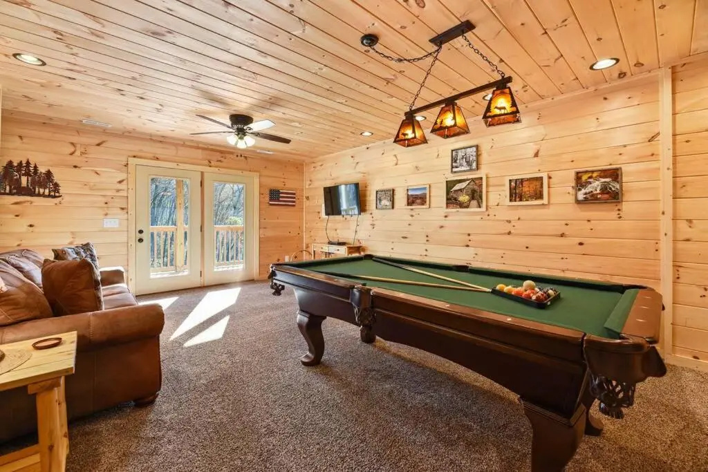 Walnut Ridge Cabin. Sleeps 7-11! Hot tub, pool table, minutes to downtown Gatlinburg!