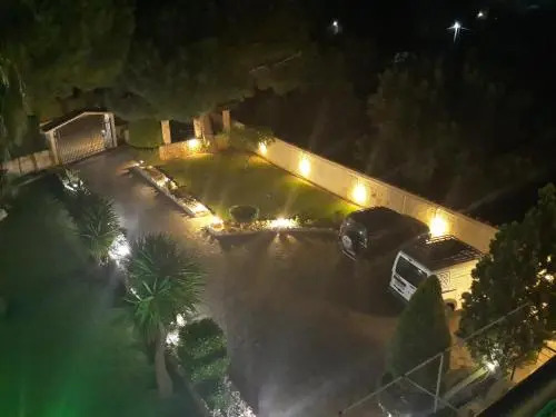 Unwind in a Spacious flat with Gardens near Beach