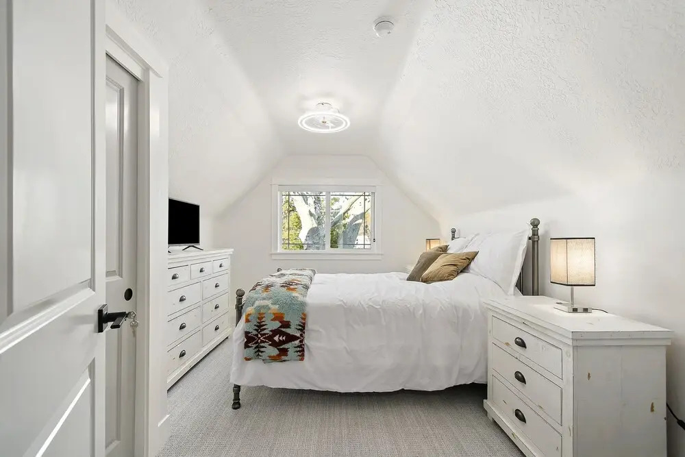 Pet Friendly - Enjoy Grover's House 3 Bedroom Home by Redawning