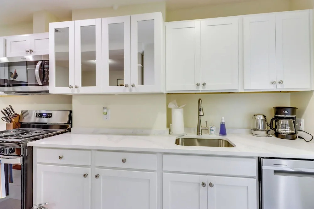2 Mi to National Mall: DC Townhome