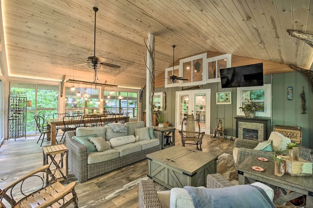Hiawassee Getaway w/ Hot Tub, Deck & Lake Access!