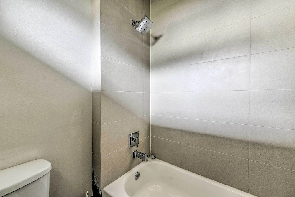 Central Houston Townhouse - 1 Mi to Downtown