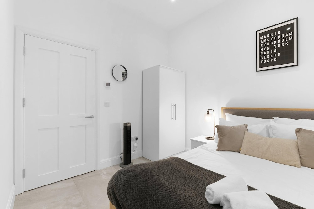 Modern 4 Bedroom Apartment in London with Parking + Garden