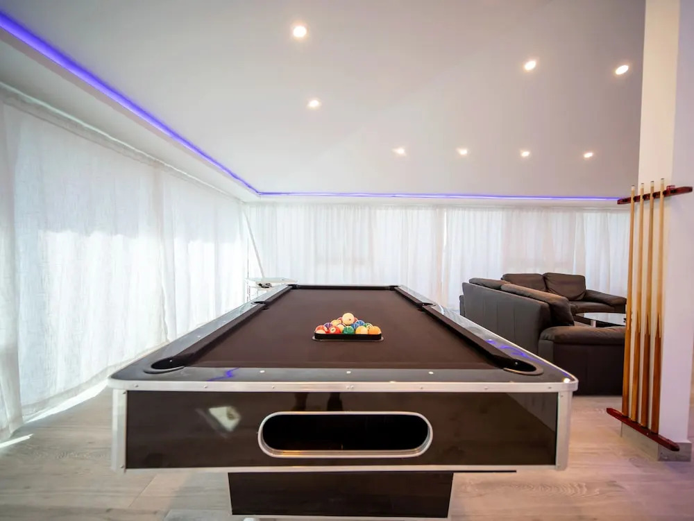 3BR Luxury Penthouse, 300m From Beach!