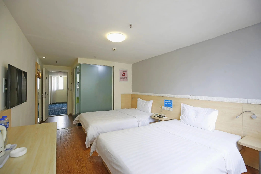 7 Days Inn Chengdu North Railway Train Station Square Branch