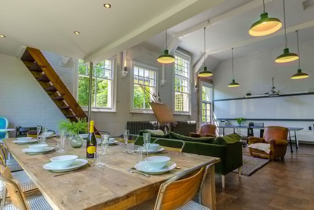 Entire Victorian Schoolhouse With hot tub and Harbour Views
