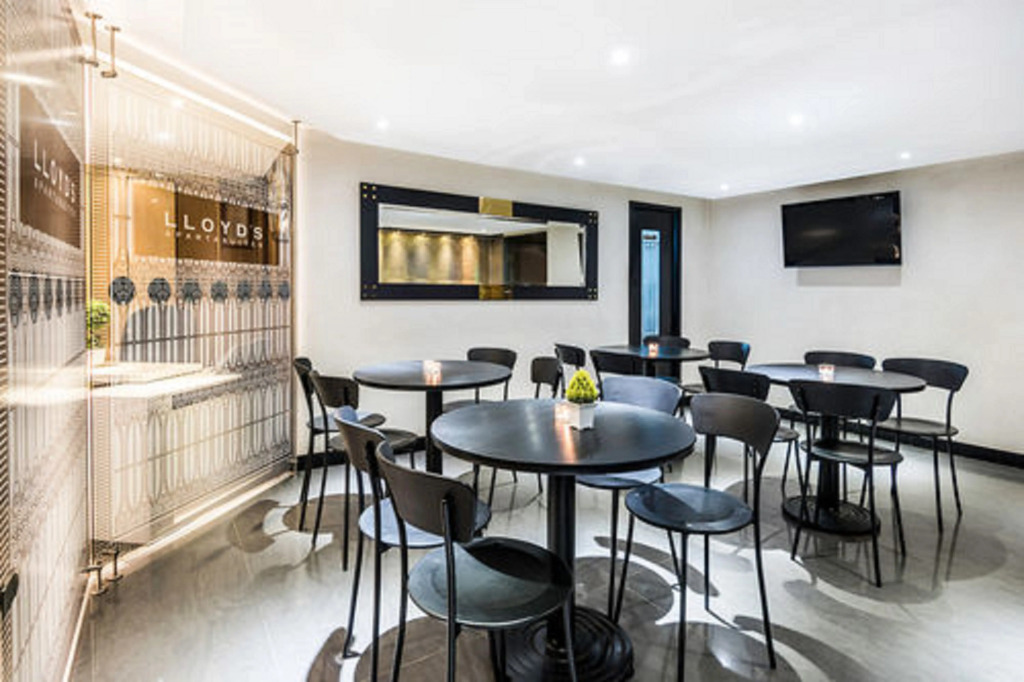 Lloyds Apartasuites Parque 93