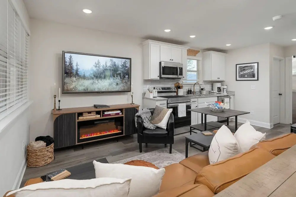 Ideal Location & Mountain Views: Chattanooga Home!